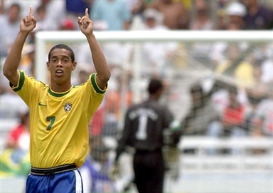 包含瑞士国际足坛：意大利大师普拉蒂尼亲赴巴黎圣日尔曼的词条