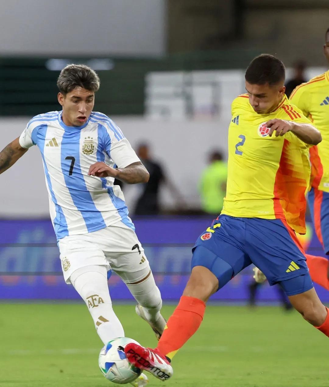 南美球队奋力拼搏，国际篮球比赛场上展现拼劲