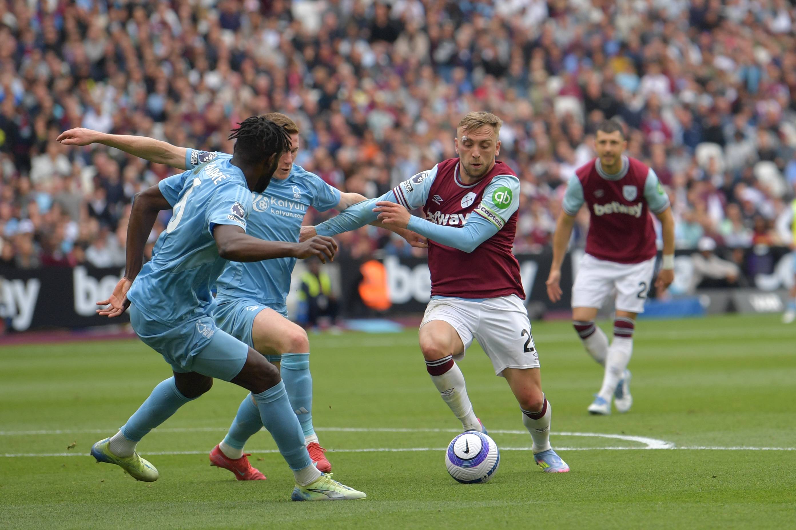 关于伯恩利客场逼平西汉姆联，取得一分的信息